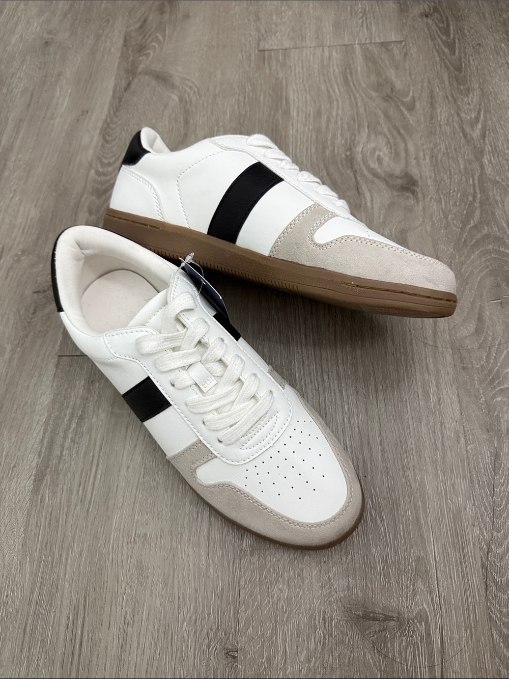 Universal Thread Women’s Casual Sneaker, Size 8 NEW with tags
